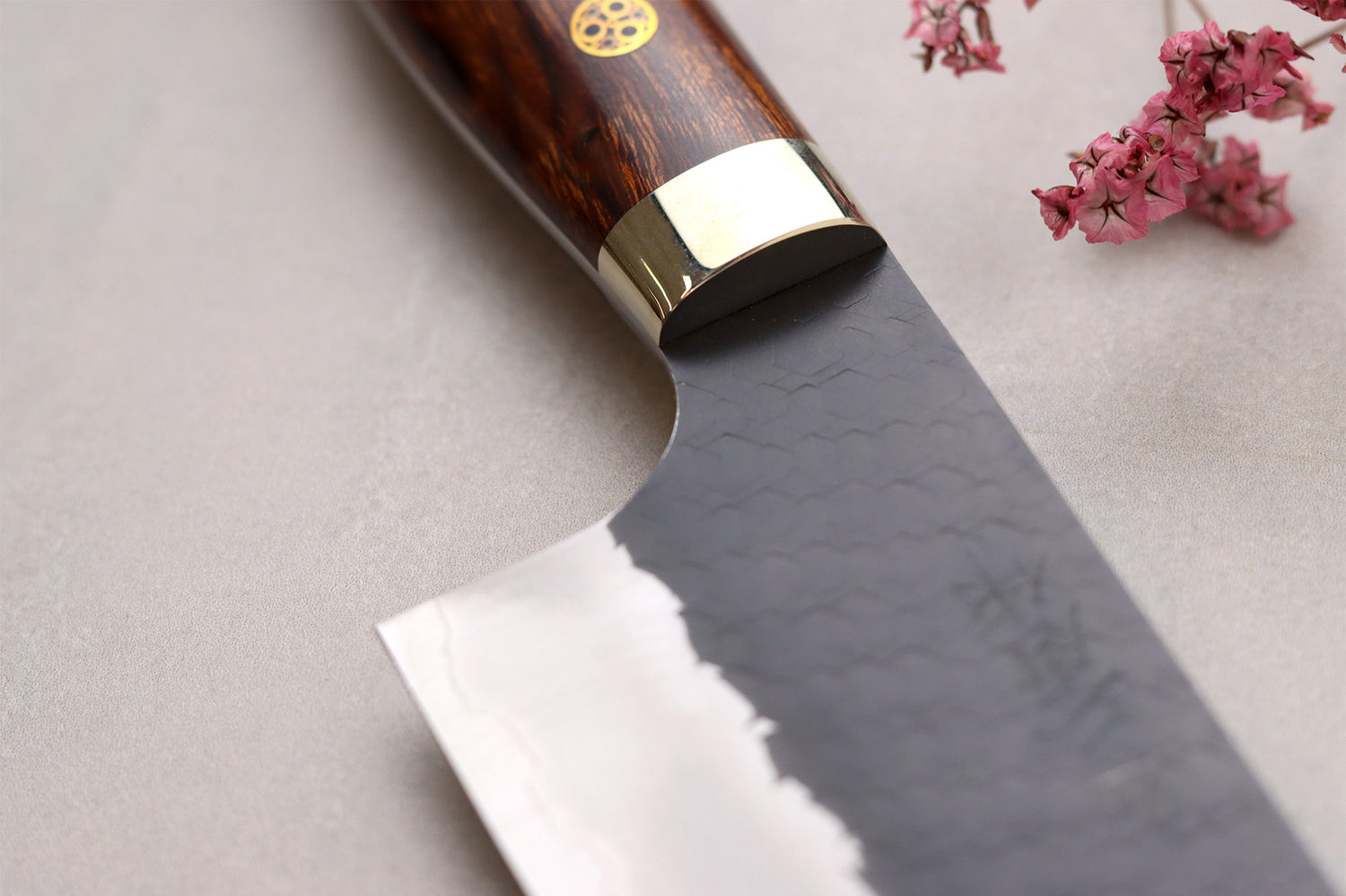 Couteau santoku 17cm japonais artisanal Nigara Hamono Black Tsuchime SG2 manche bois de fer