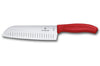 Couteau Santoku Victorinox SwissClassic rouge lame alvéolée 17cm