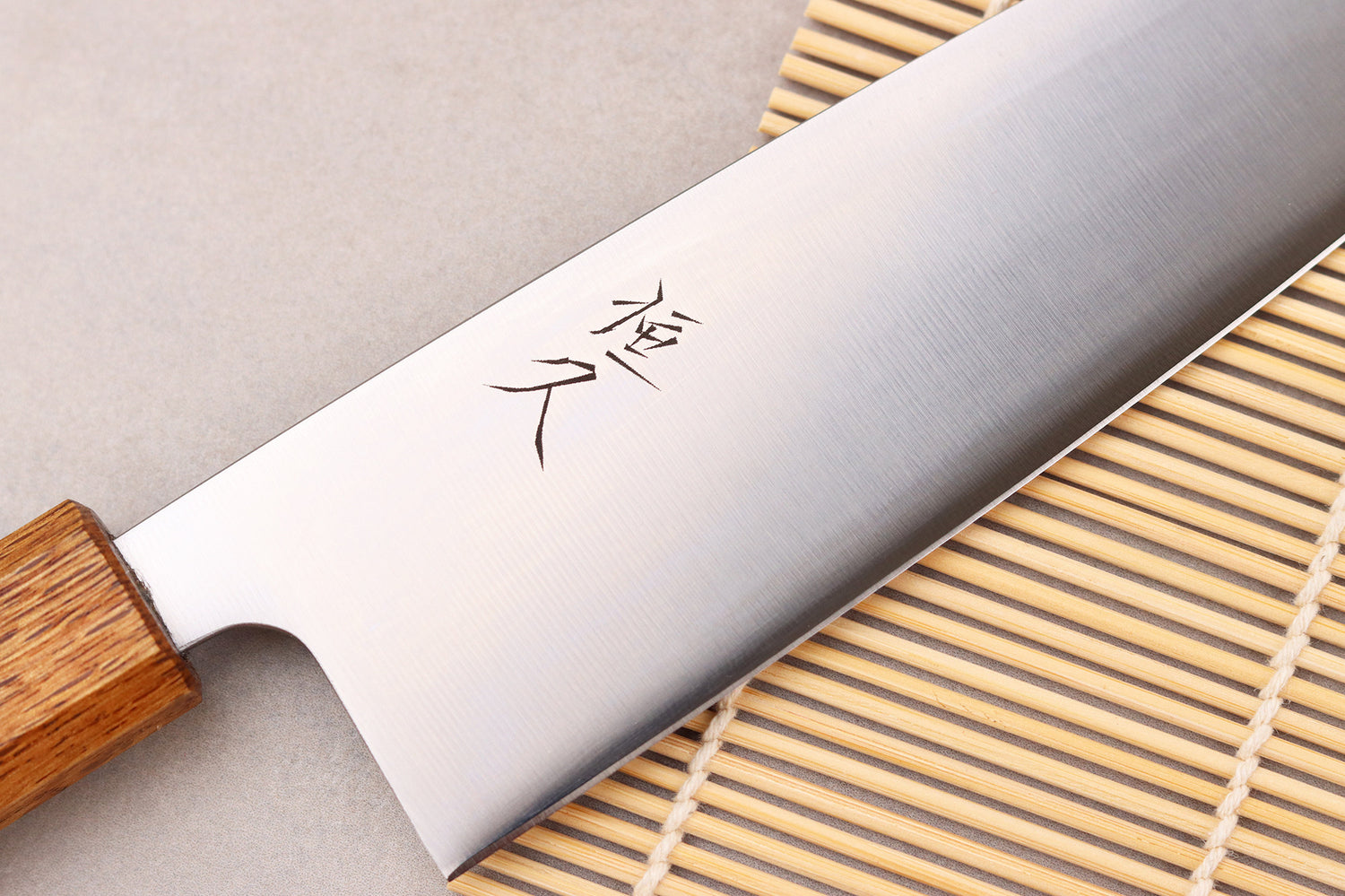 Couteau santoku 16,5cm artisanal japonais Tsunehisa AUS8 manche en chêne brûlé