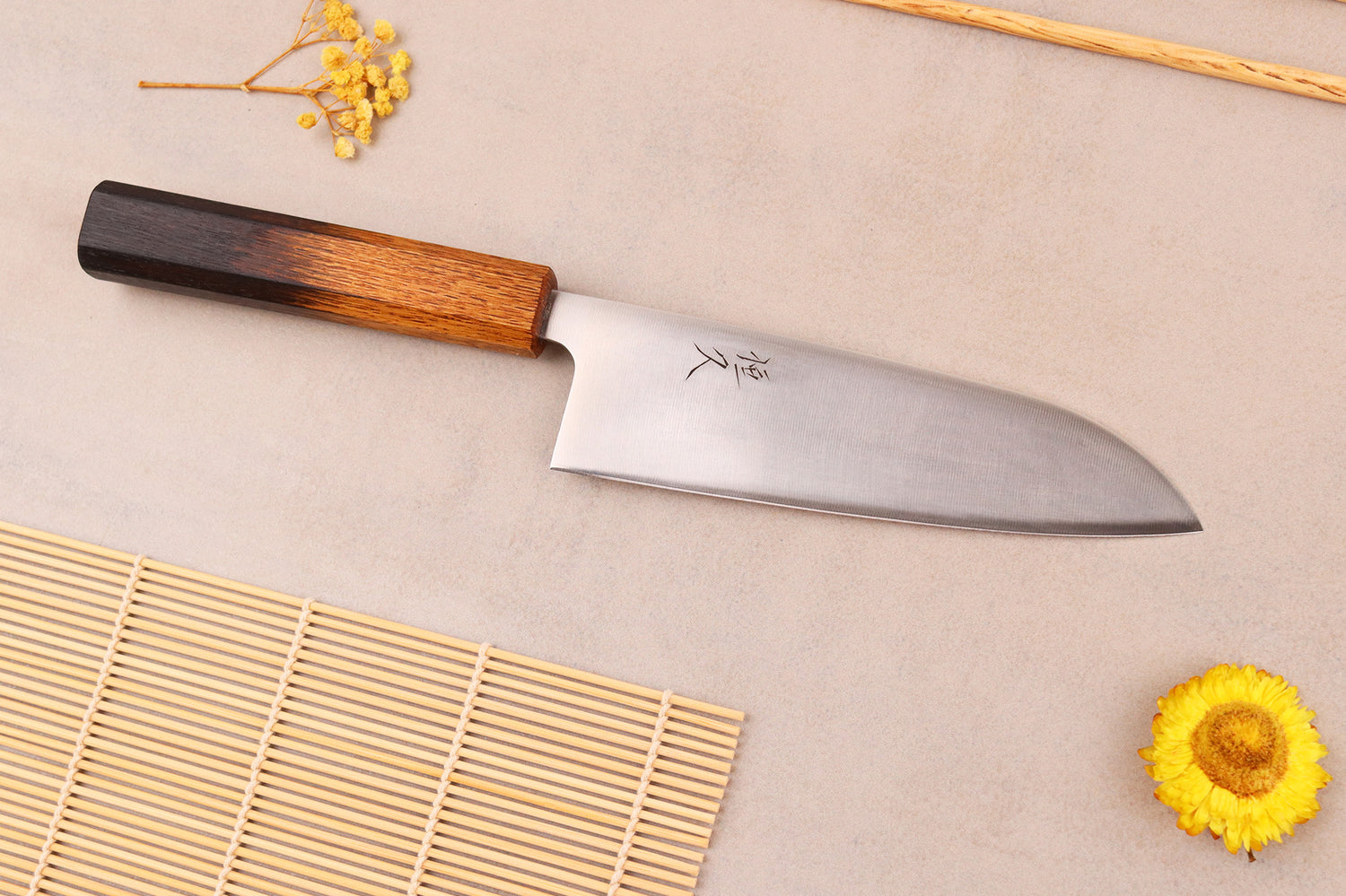 Couteau santoku 16,5cm artisanal japonais Tsunehisa AUS8 manche en chêne brûlé
