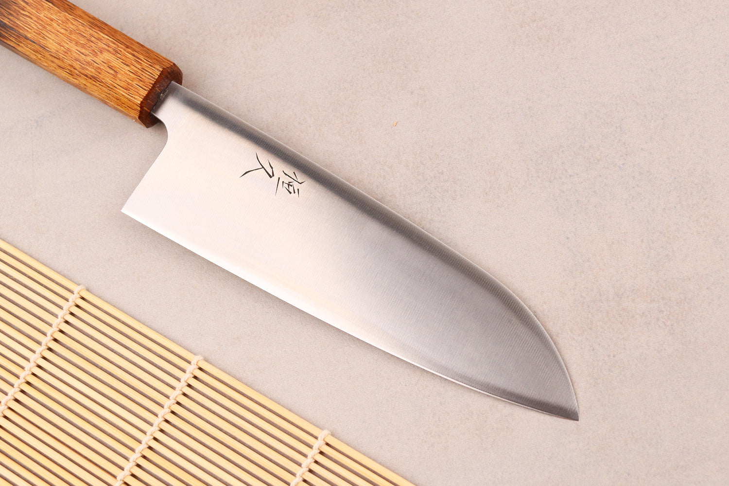 Couteau santoku 16,5cm artisanal japonais Tsunehisa AUS8 manche en chêne brûlé