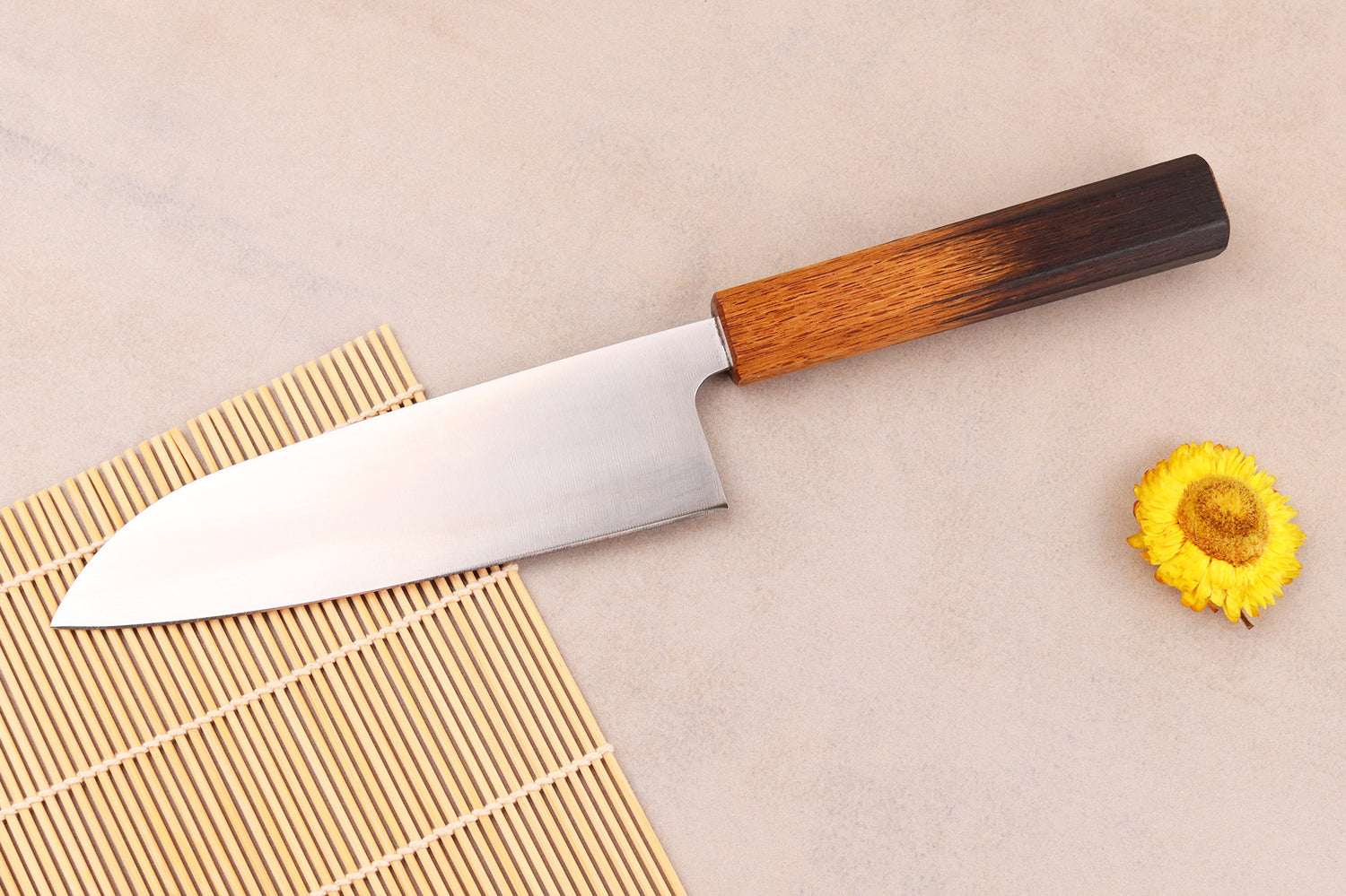 Couteau santoku 16,5cm artisanal japonais Tsunehisa AUS8 manche en chêne brûlé