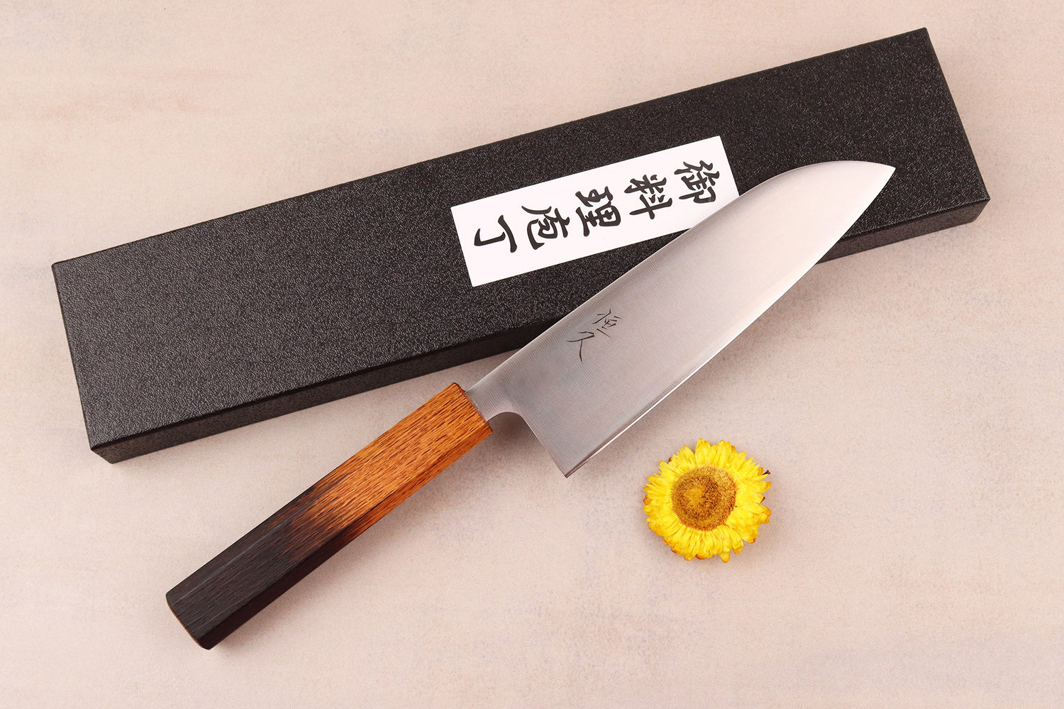 Couteau santoku 16,5cm artisanal japonais Tsunehisa AUS8 manche en chêne brûlé