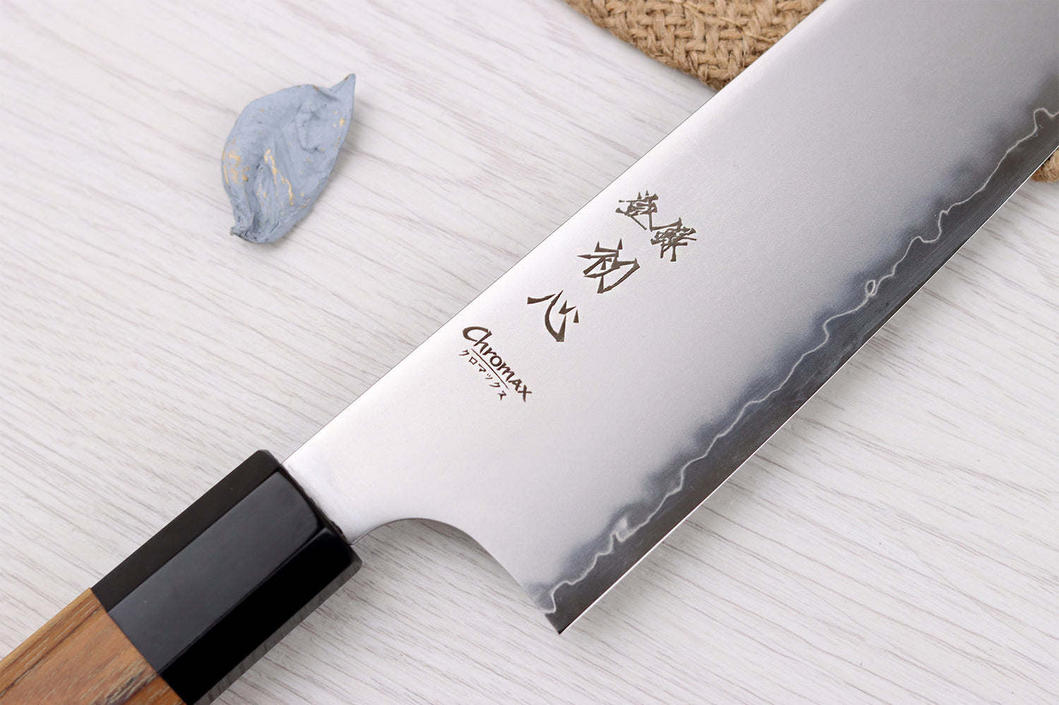 Couteau de chef 23cm japonais artisanal Hatsukokoro Chromax manche en teck