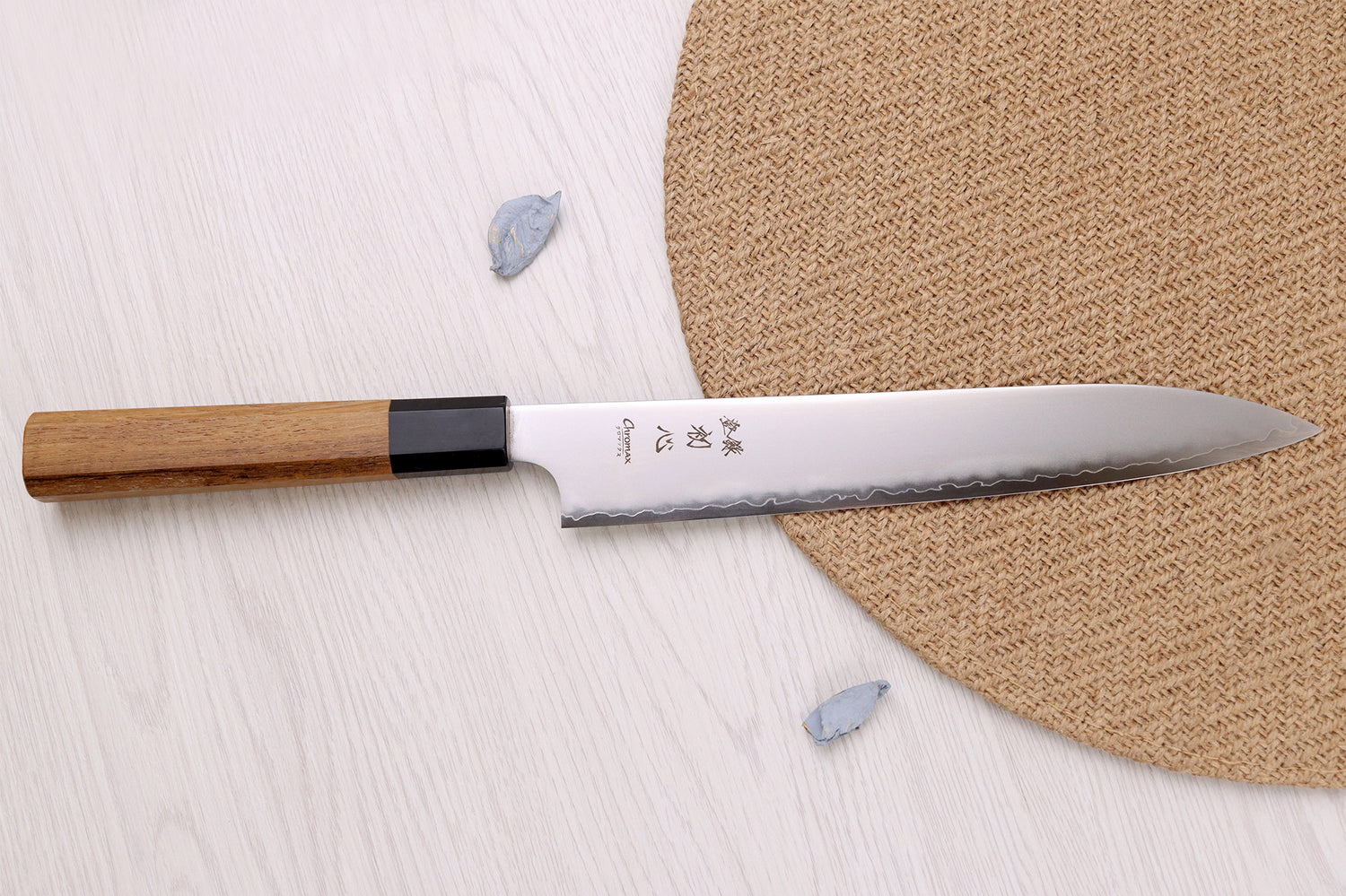 Couteau sujihiki 23cm japonais artisanal Hatsukokoro Chromax manche en teck