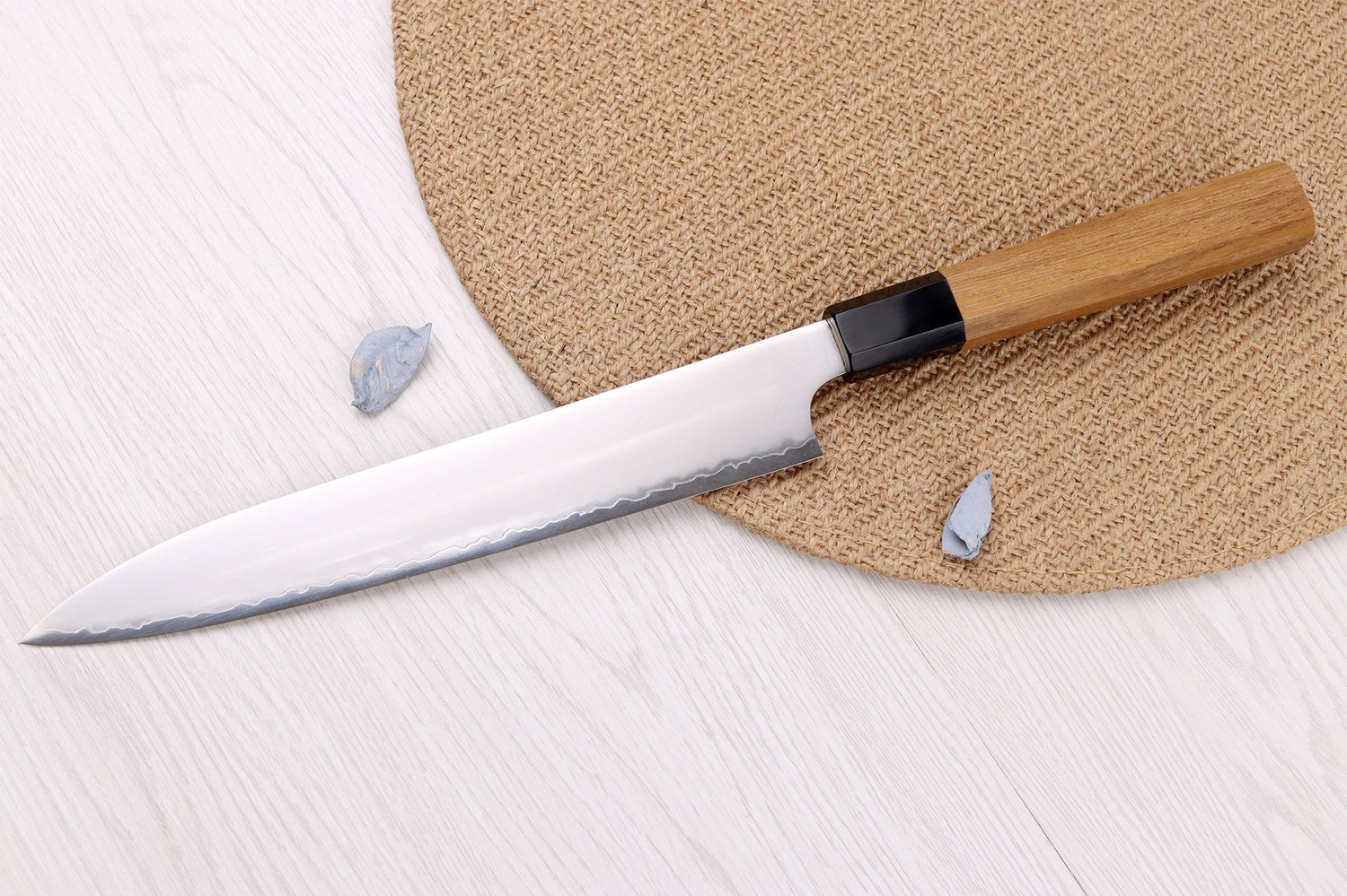 Couteau sujihiki 23cm japonais artisanal Hatsukokoro Chromax manche en teck