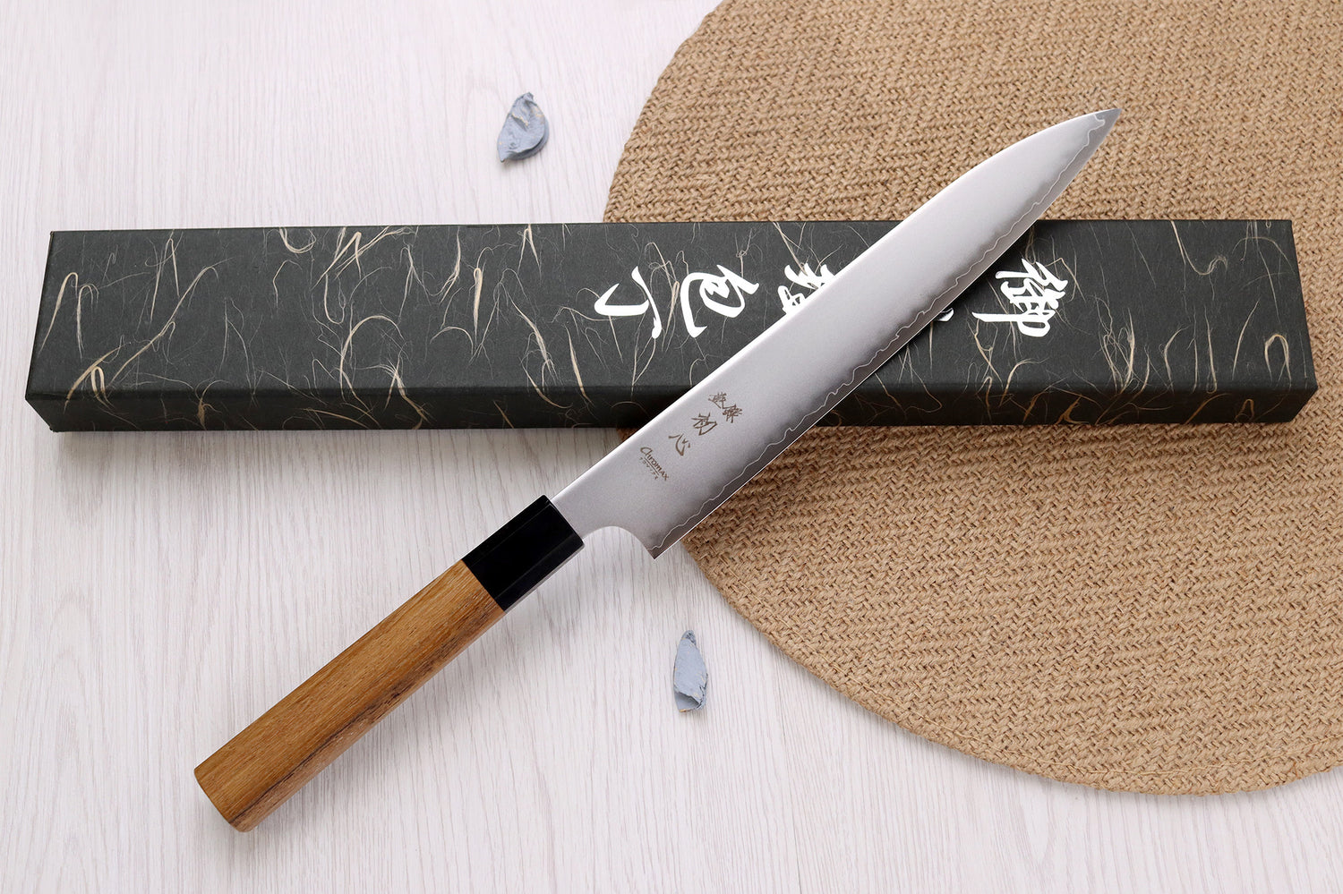 Couteau sujihiki 23cm japonais artisanal Hatsukokoro Chromax manche en teck