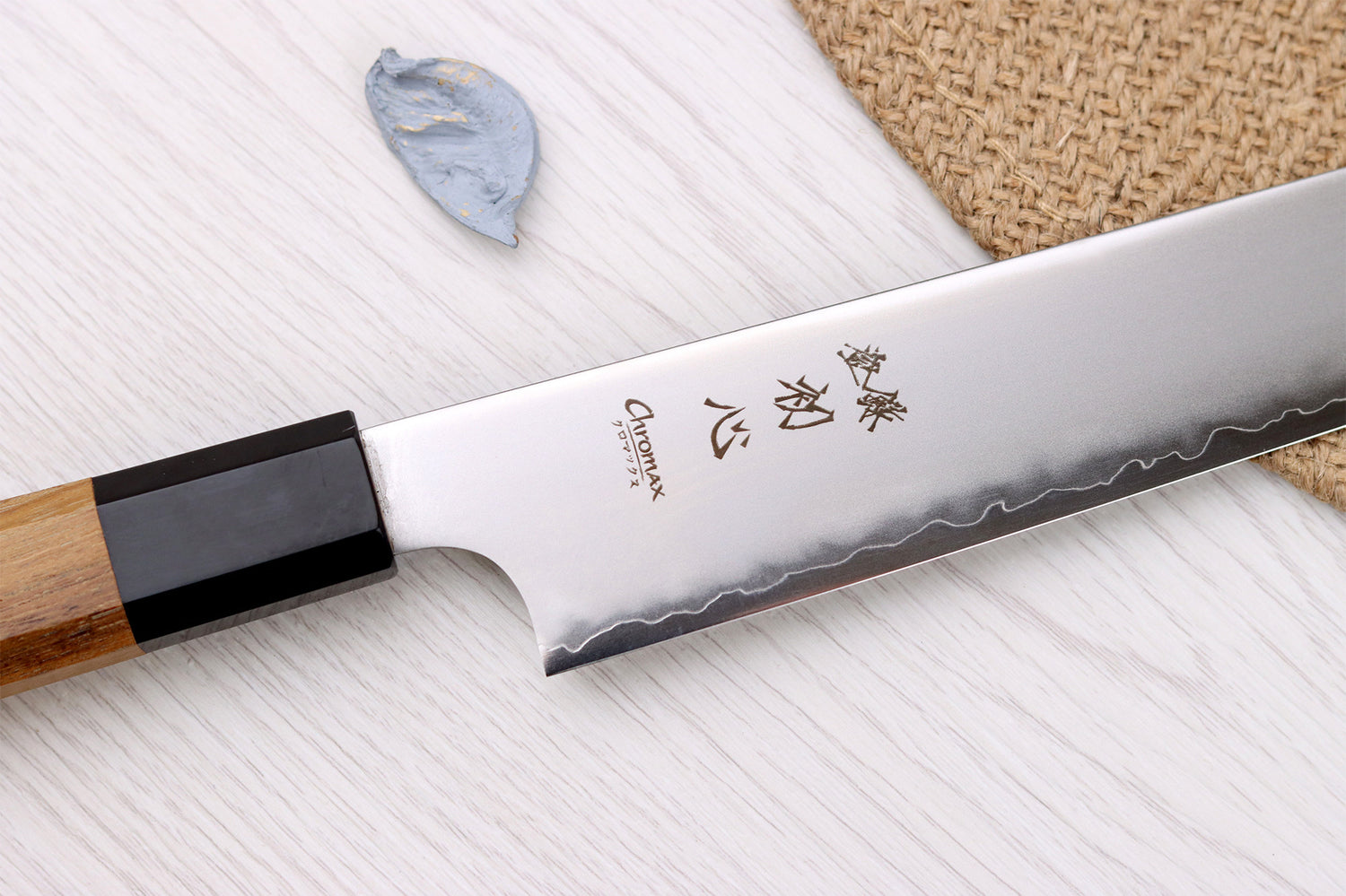 Couteau sujihiki 23cm japonais artisanal Hatsukokoro Chromax manche en teck
