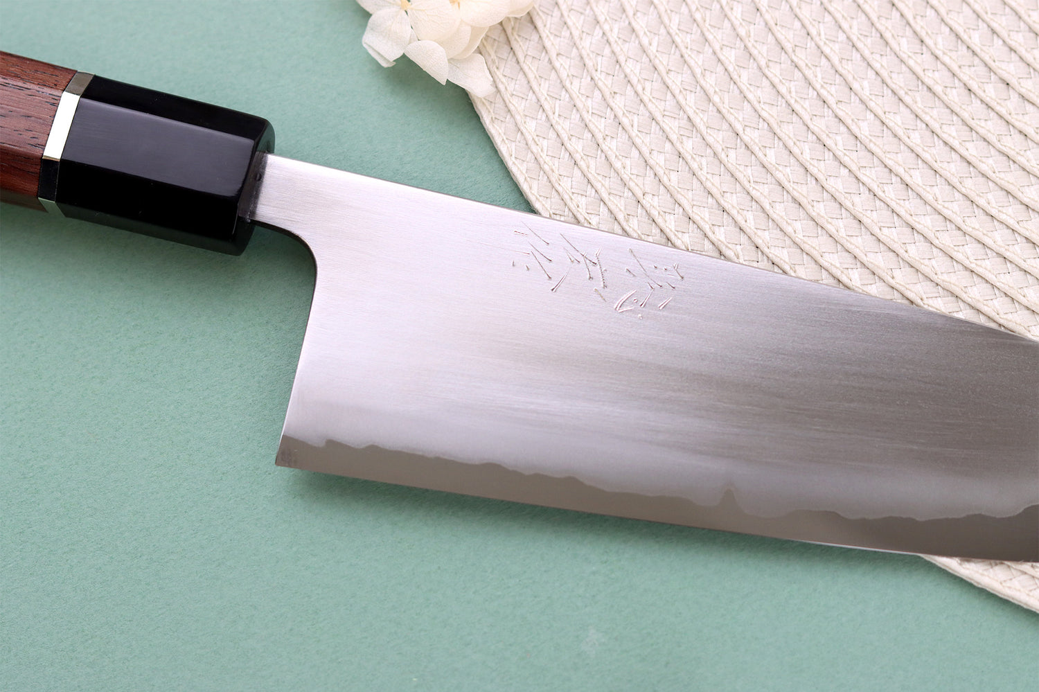 Couteau santoku 16,5cm japonais artisanal Toshihiro Wakui Shirogami 2 San Maï poli