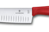 Couteau Santoku Victorinox SwissClassic rouge lame alvéolée 17cm