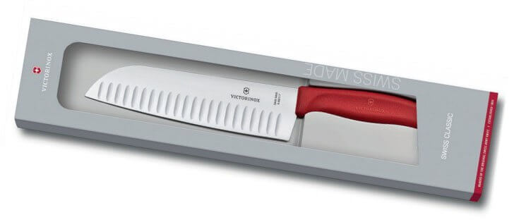 Couteau Santoku Victorinox SwissClassic rouge lame alvéolée 17cm