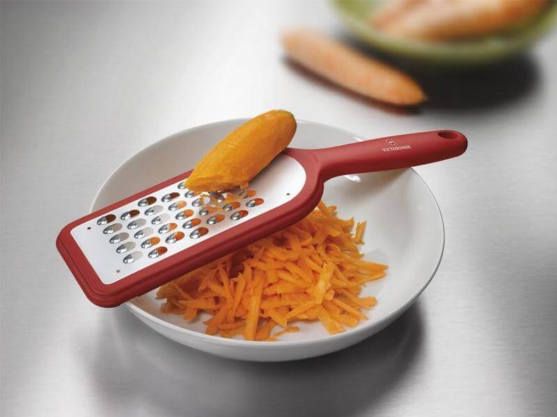 Râpe moyenne Victorinox manche rouge + étui protecteur