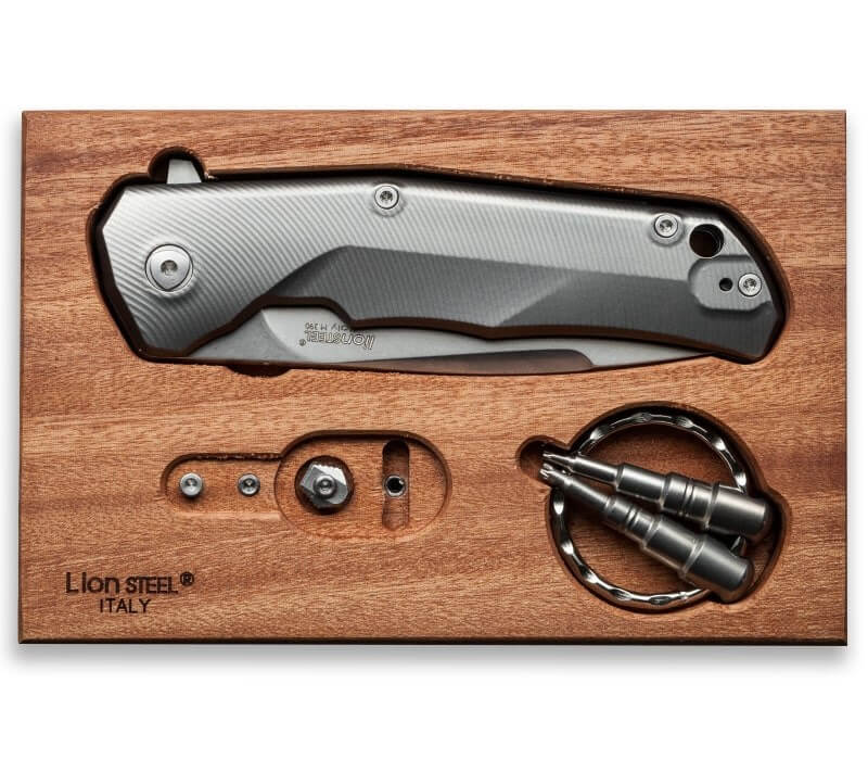 Couteau pliant LionSteel Tre manche 10cm + coffret bois - Titanium gris - Titanium bleu
