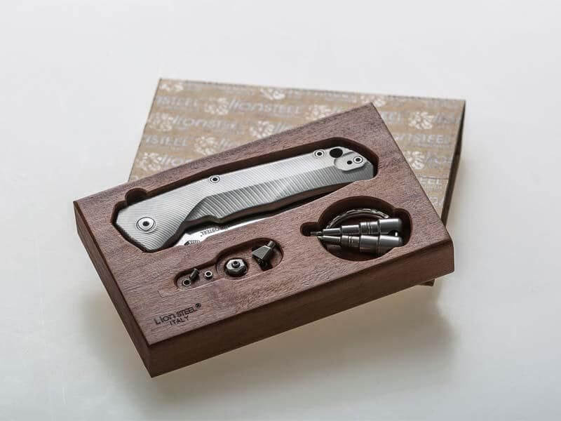 Couteau pliant LionSteel Tre manche 10cm + coffret bois - Titanium gris