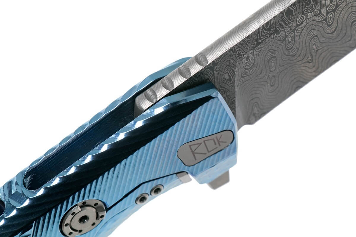 Couteau pliant LionSteel ROK damas manche titanium bleu 11cm