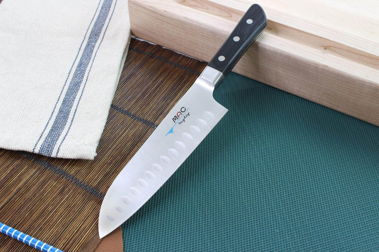 Couteau santoku japonais MAC Professional alvéolé 17cm