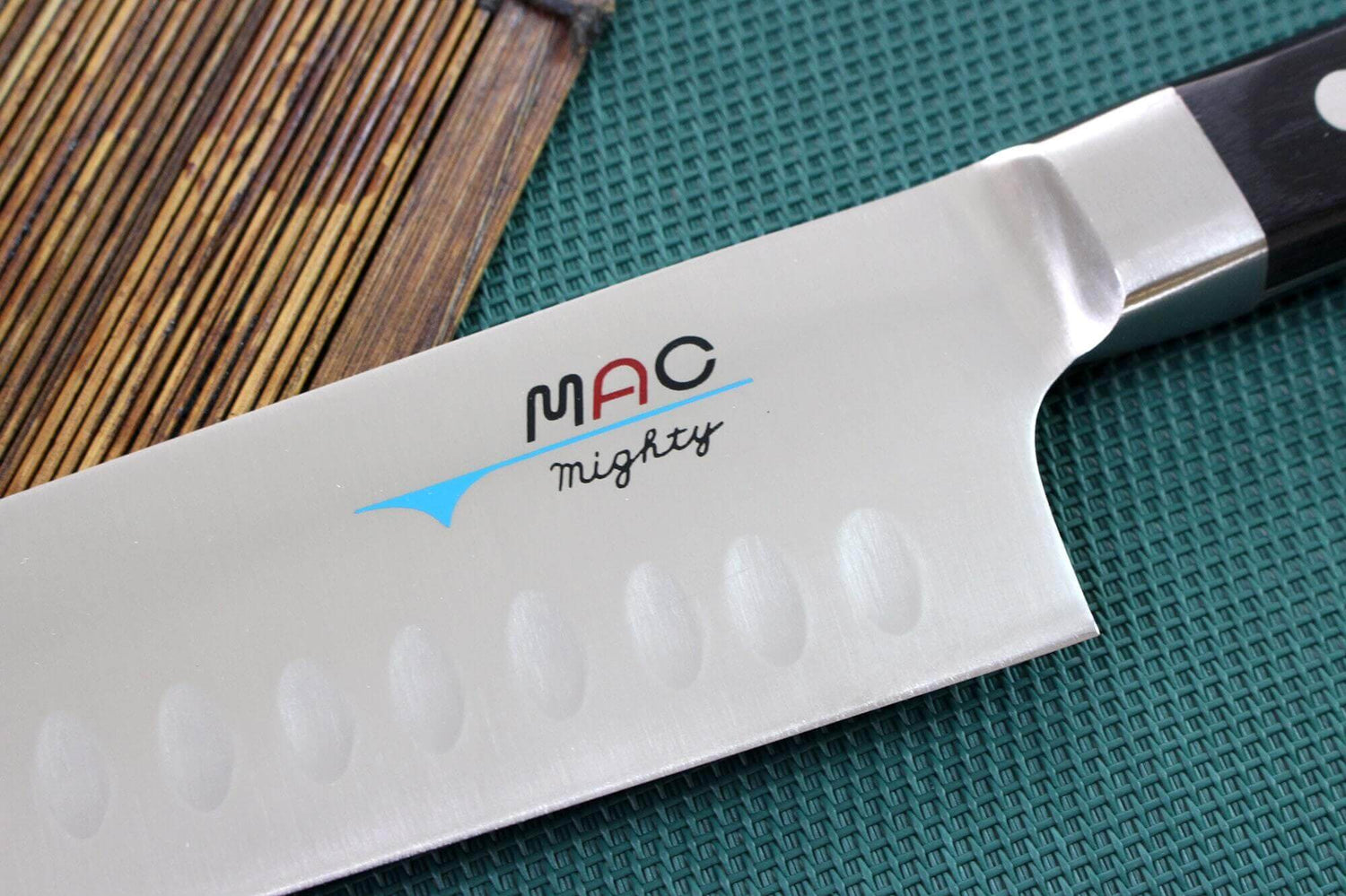 Couteau santoku japonais MAC Professional alvéolé 17cm