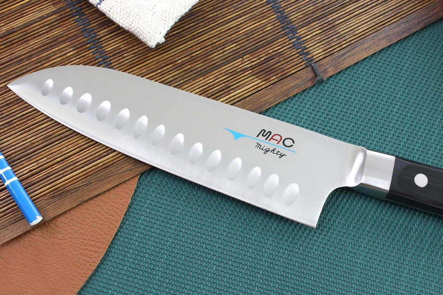 Couteau santoku japonais MAC Professional alvéolé 17cm