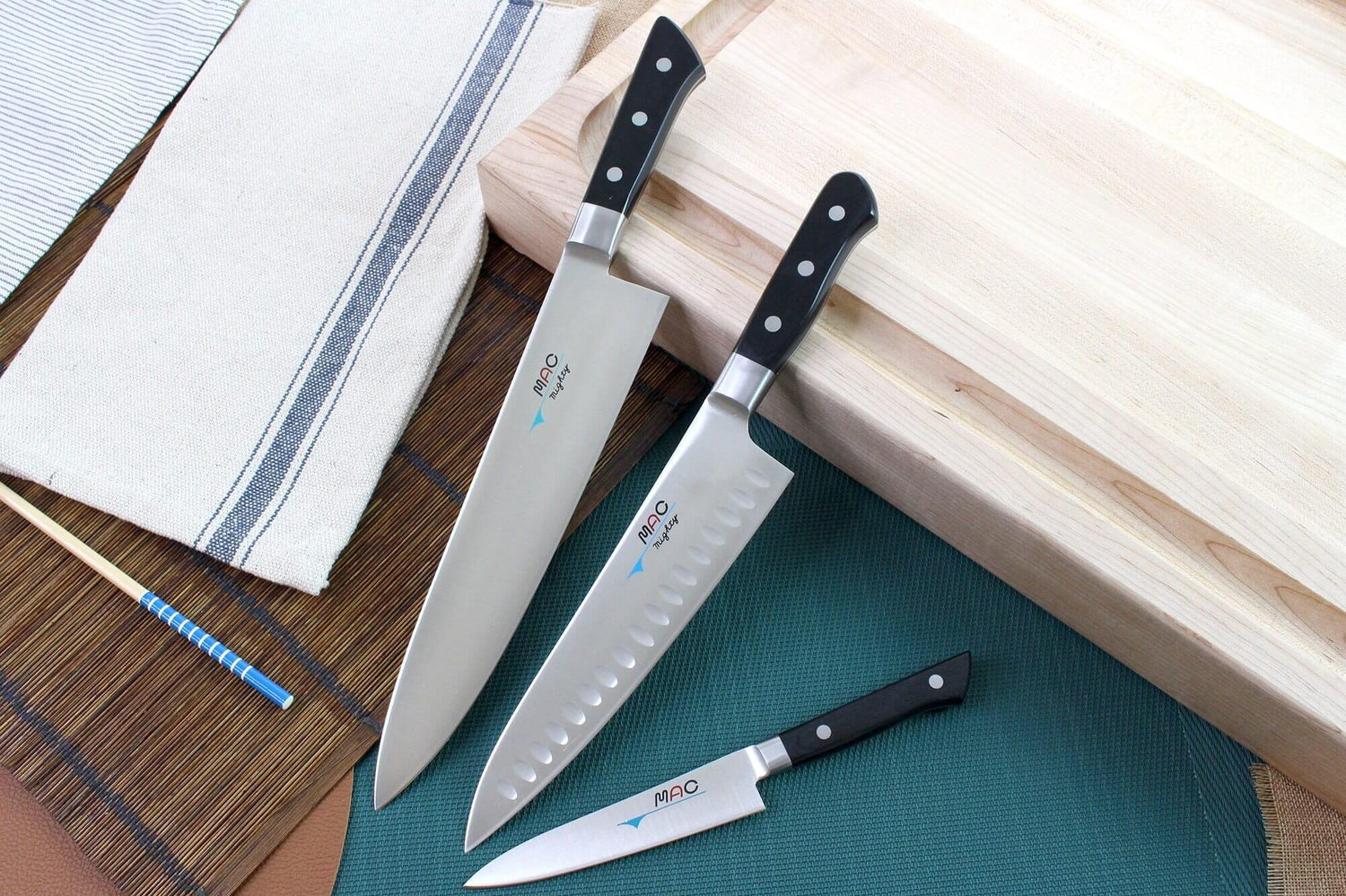 Coffret de 3 couteaux japonais MAC Professional office + chef alvéolé 20cm + chef 24cm