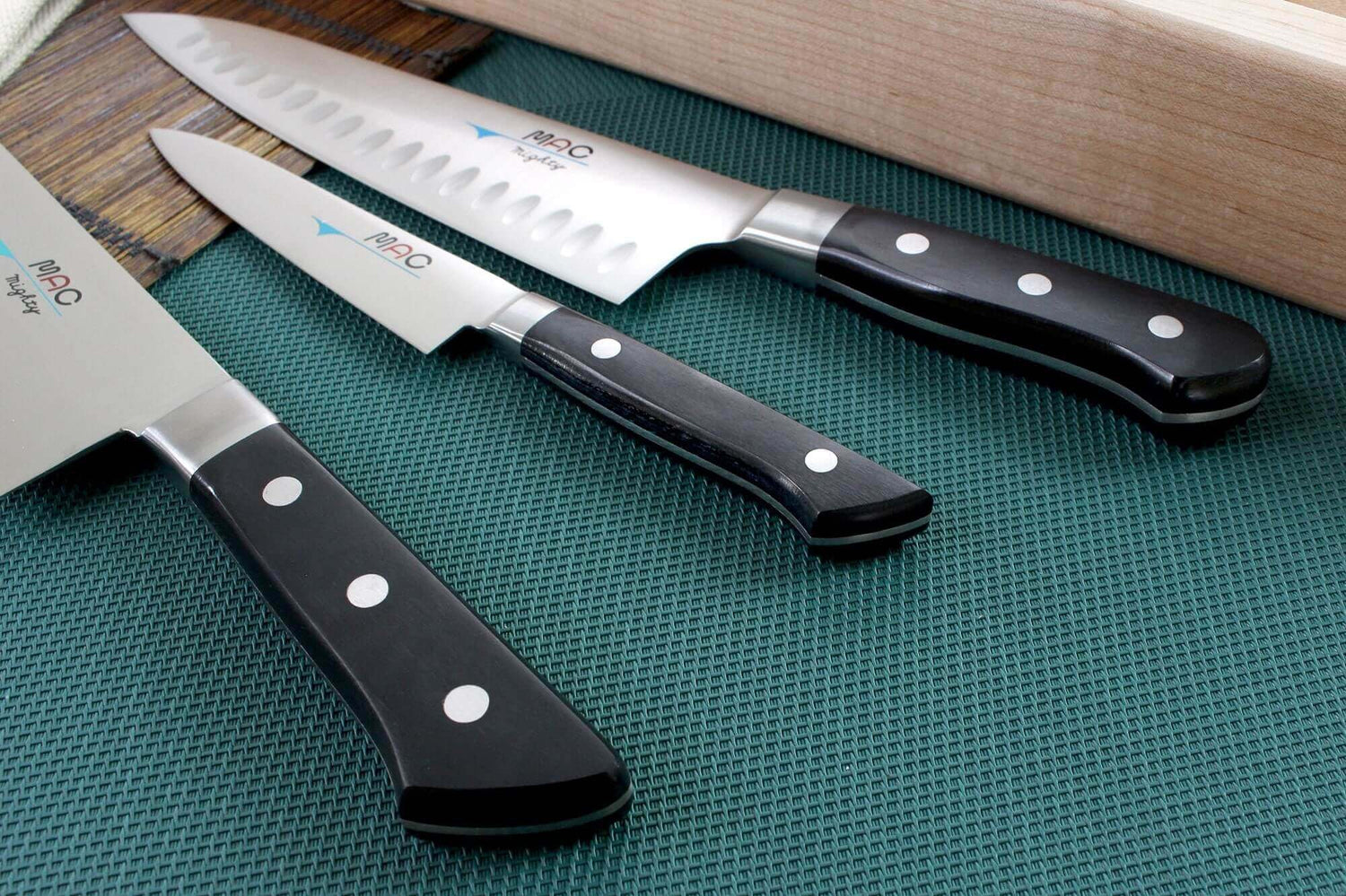 Coffret de 3 couteaux japonais MAC Professional office + chef alvéolé 20cm + chef 24cm