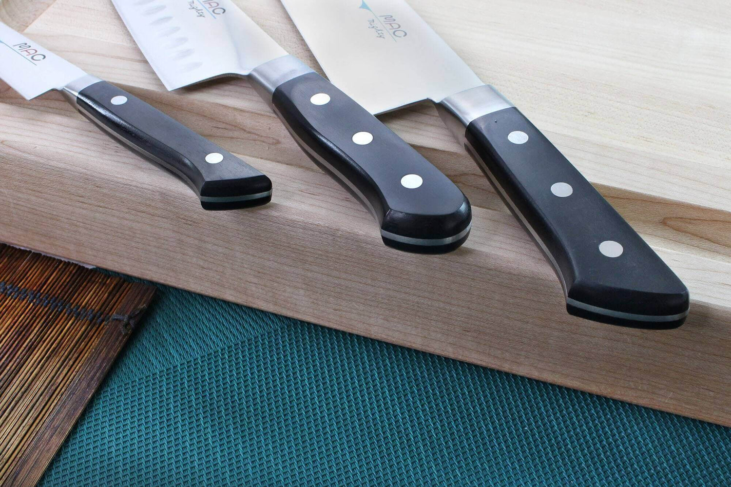 Coffret de 3 couteaux japonais MAC Professional office + chef alvéolé 20cm + chef 24cm