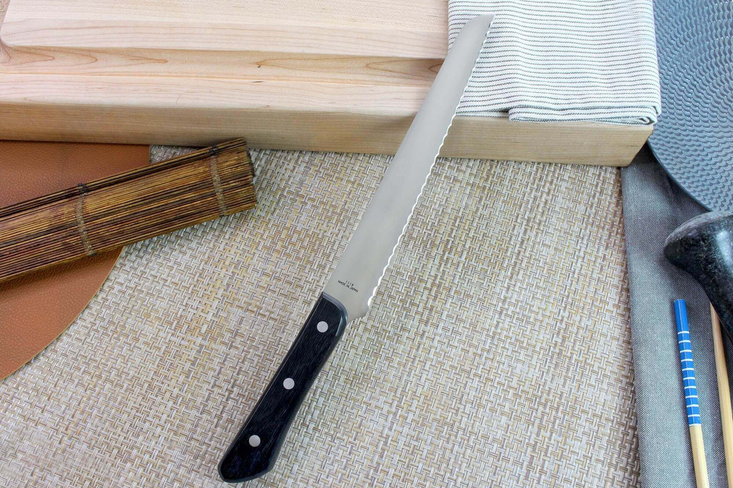 Couteau à pain japonais MAC Chef lame dentelée 22cm