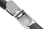 Presse-ail OXO avec brosse à picots intégrée