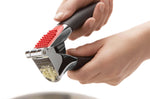 Presse-ail OXO avec brosse à picots intégrée