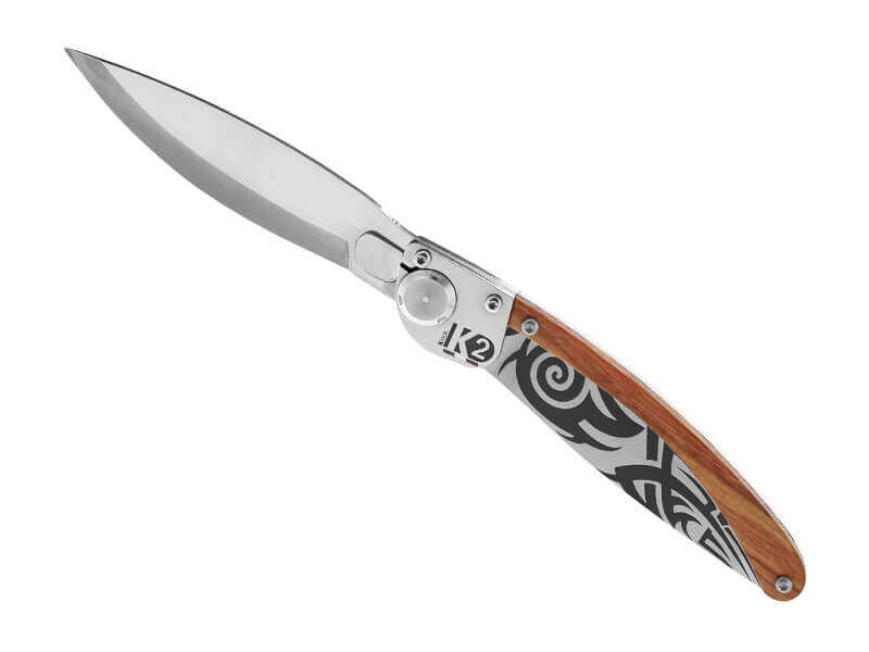 Couteau pliant K2.05M manche sandalwood et acier décor tribal 11,5cm