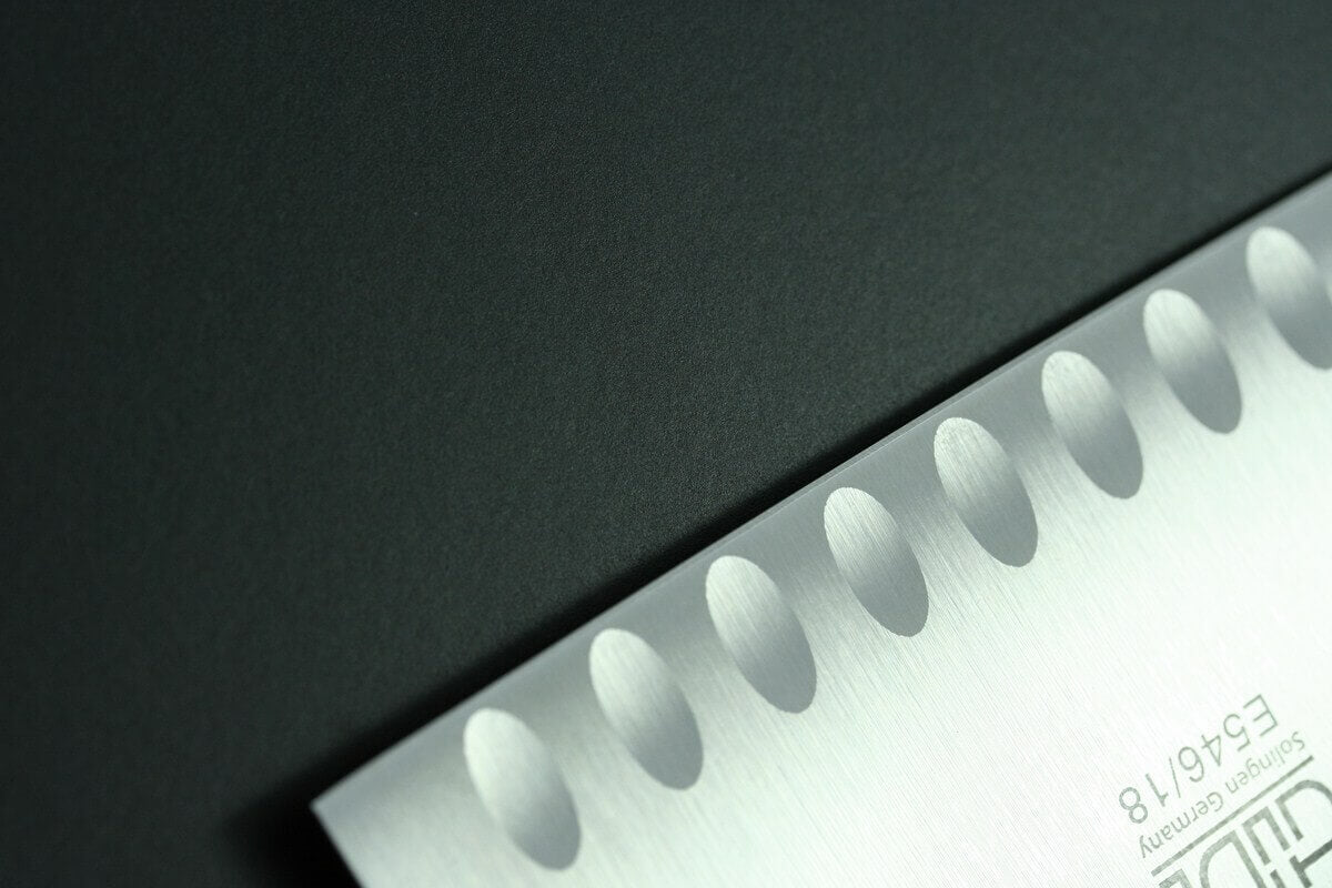 Couteau santoku alvéolé Güde Alpha Chêne 18cm en acier forgé