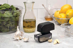 Coupe-ail Microplane noir avec grattoir