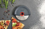 Roulette à pizza Joseph Joseph Disc gris et rouge