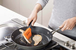 Pince spatule Joseph Joseph Turner Tongs 30cm en silicone gris et orange