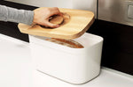 Boîte à pain avec couvercle réversible en bambou Joseph Joseph Bread Bin blanche