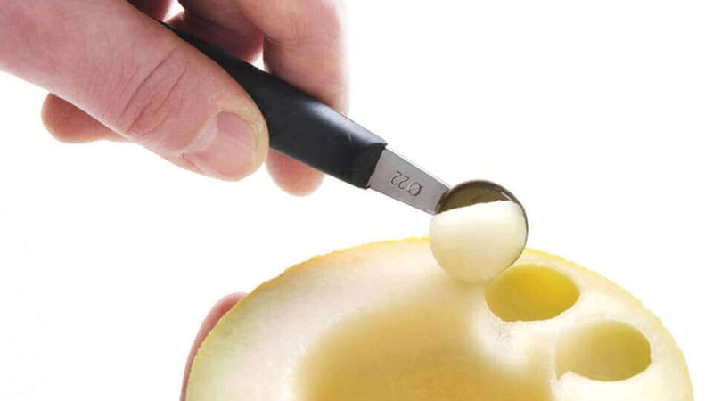Technique de découpe : Comment utiliser une cuillère à pomme parisienne ?