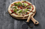 Set spécial pizza Point Virgule avec roulette à pizza et planche à servir en acacia