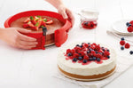 Moule à manqué démontable Lékué 23cm en silicone rouge + assiette en céramique