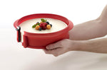 Moule à manqué démontable Lékué 23cm en silicone rouge + assiette en céramique