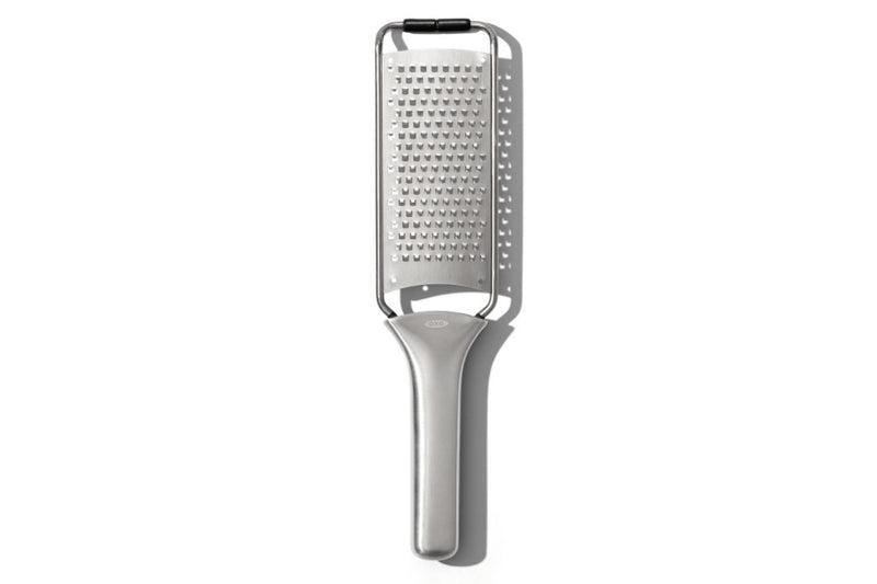 Râpe moyenne OXO Steel en acier inoxydable avec étui de protection