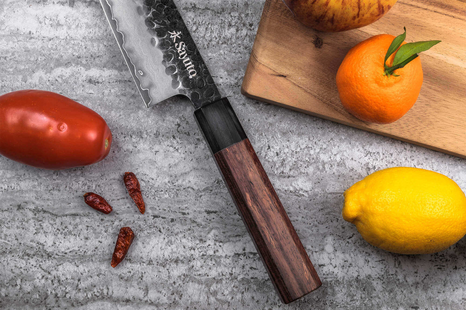Couteau santoku Sayuto Séquoia San Mai martelé 18cm