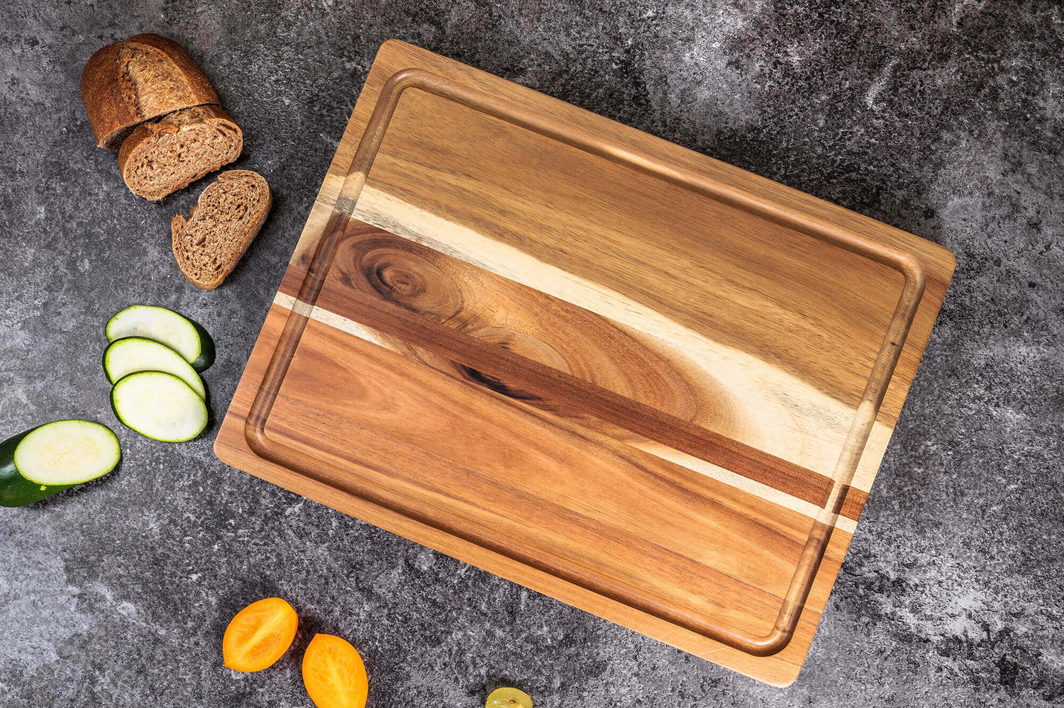 Planche à découper Wusaki en acacia double face avec rigoles 41x31cm