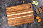 Planche à découper Wusaki en acacia double face avec rigoles 41x31cm
