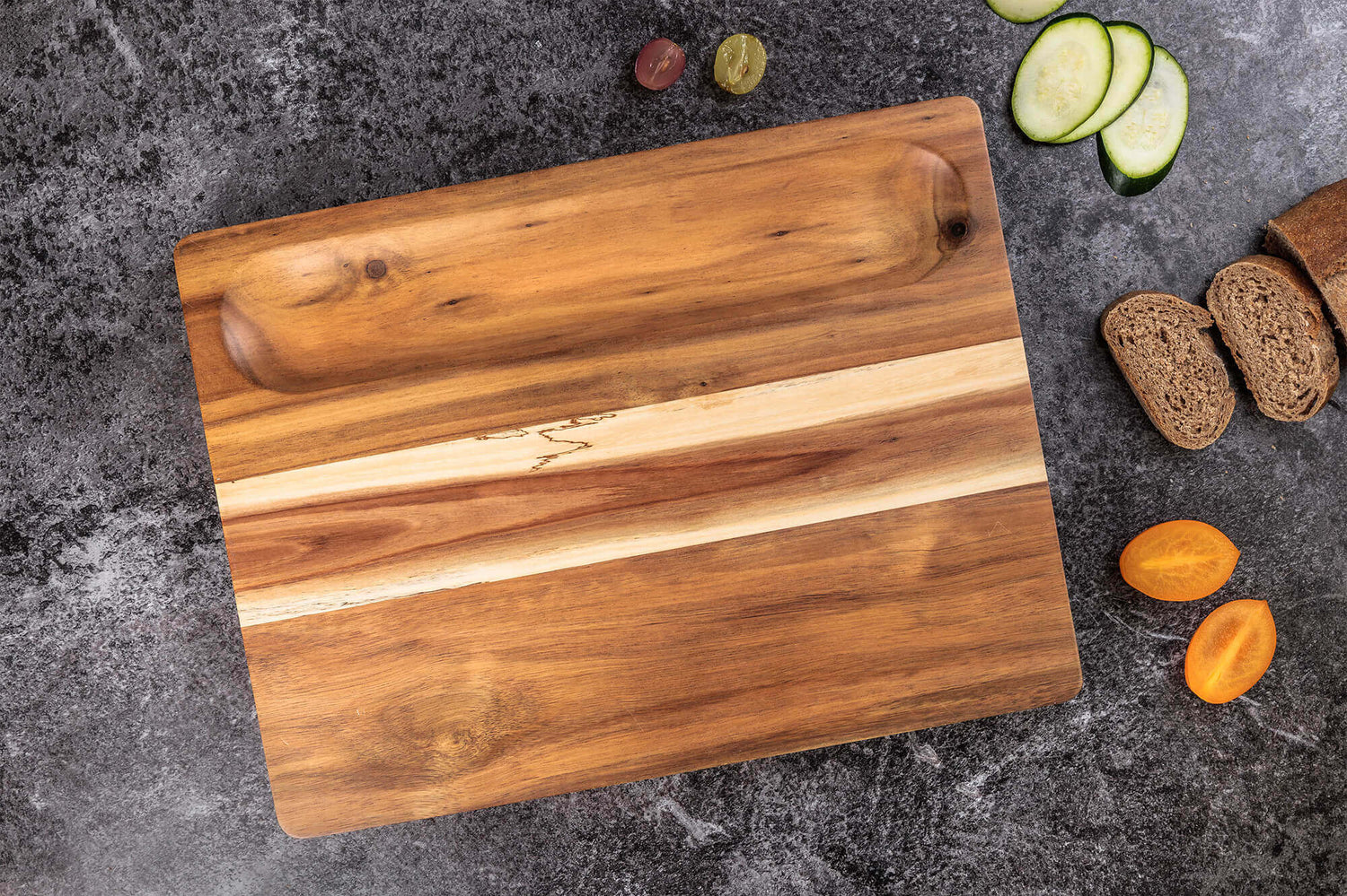 Planche à découper Wusaki en acacia double face avec rigoles 41x31cm