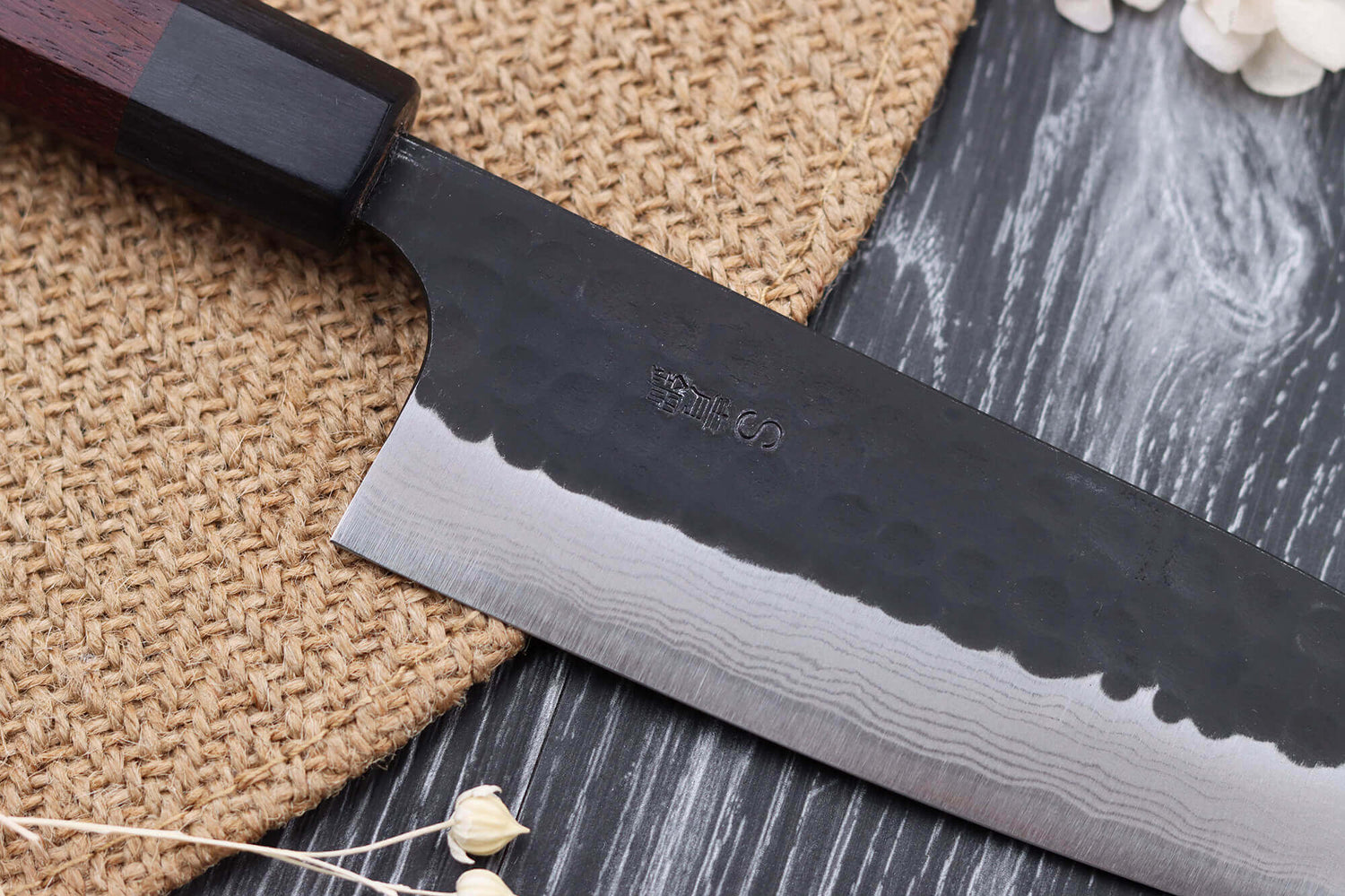 Couteau santoku japonais artisanal Nao Yamamoto Damas AS brut de forge 16,5cm