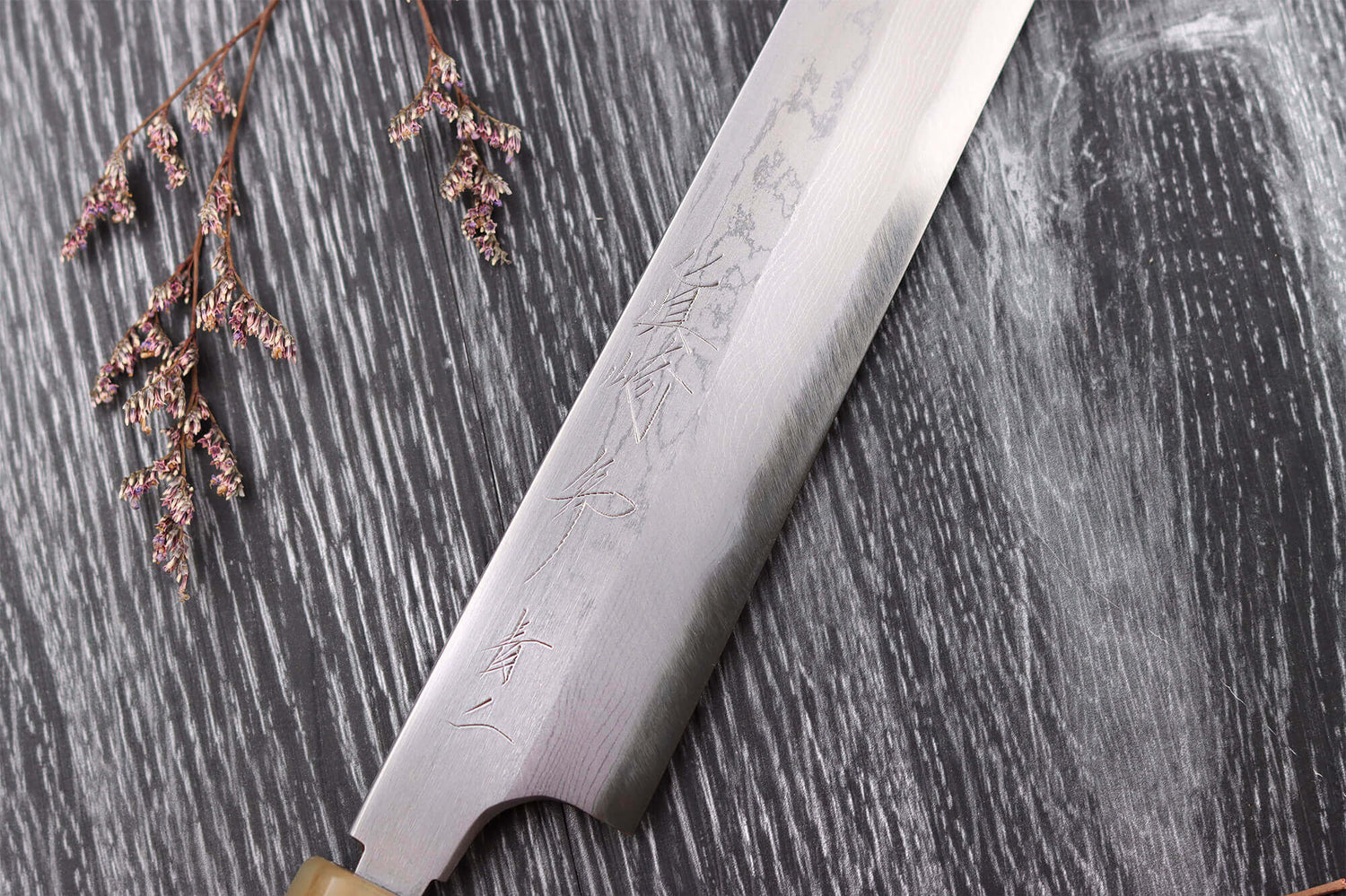 Couteau sakimaru takohiki japonais artisanal Naoki Mazaki Damascus biseauté 27cm corne claire