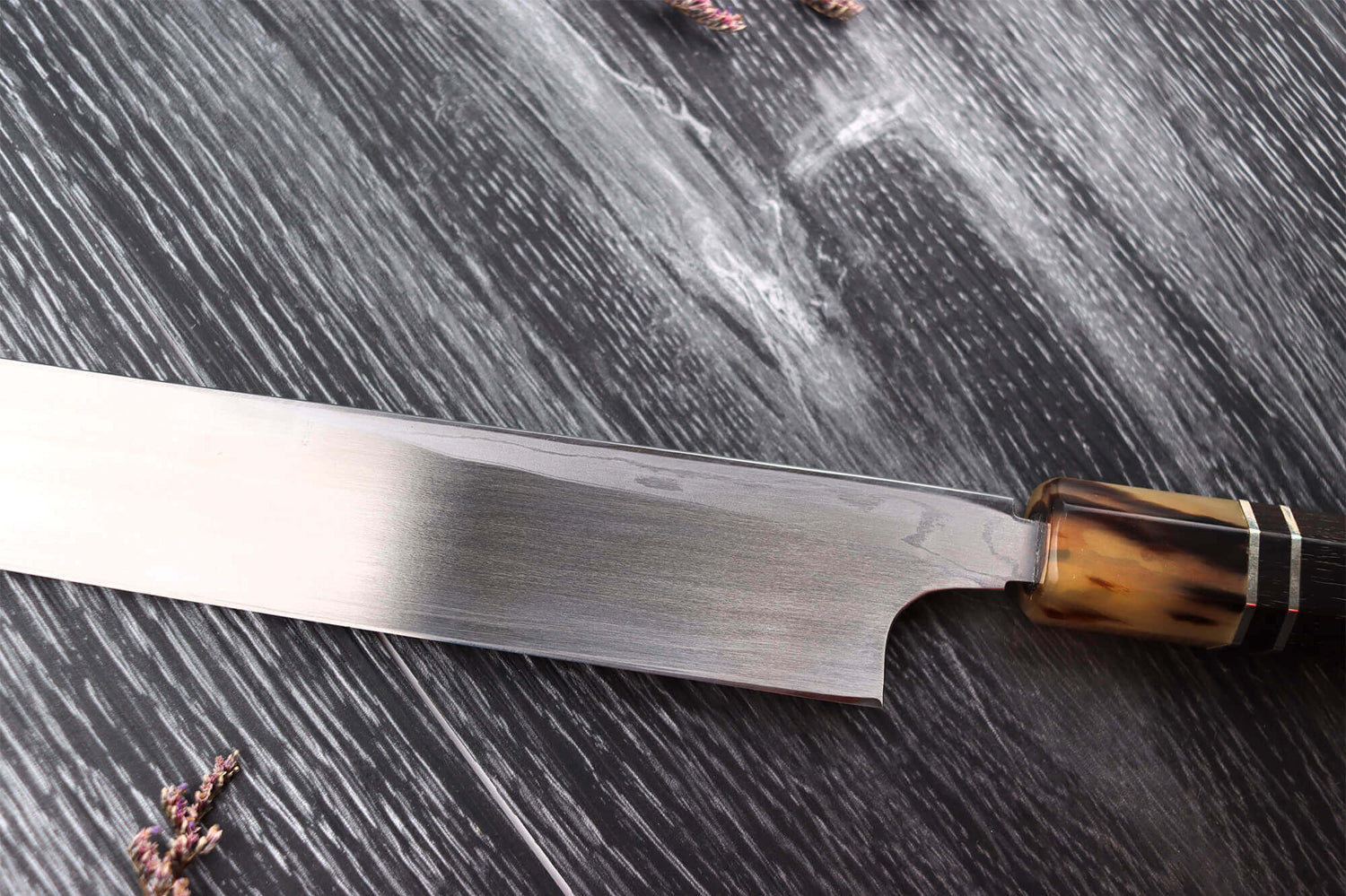 Couteau sakimaru takohiki japonais artisanal Naoki Mazaki Damascus biseauté 27cm corne claire
