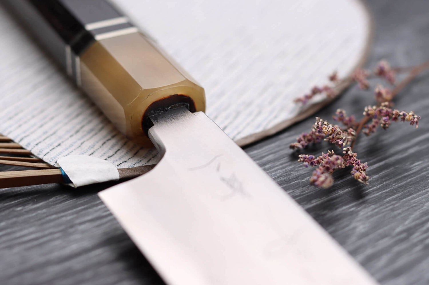 Couteau sakimaru takohiki japonais artisanal Naoki Mazaki Damascus biseauté 27cm corne claire