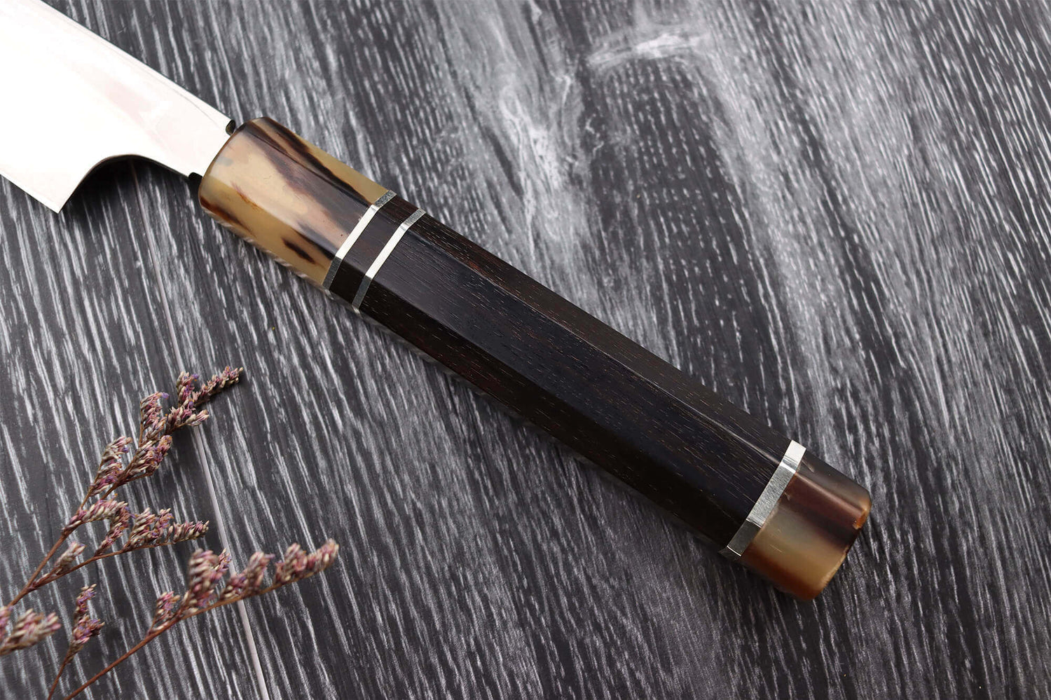 Couteau sakimaru takohiki japonais artisanal Naoki Mazaki Damascus biseauté 27cm corne claire