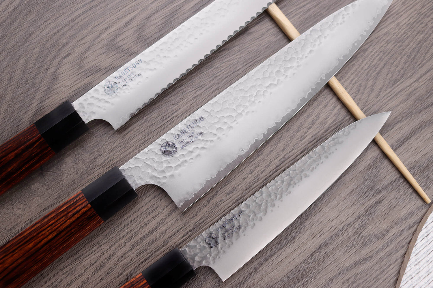 Coffret de 3 couteaux japonais Kanetsugu Heptagon Uto universel, chef et pain