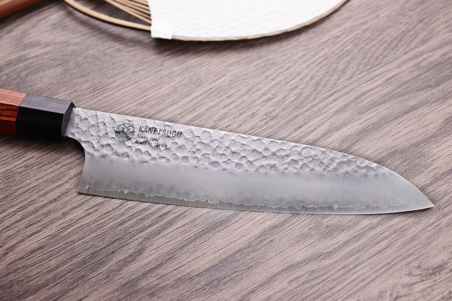 Couteau santoku japonais Kanetsugu Heptagon Uto martelé 17cm